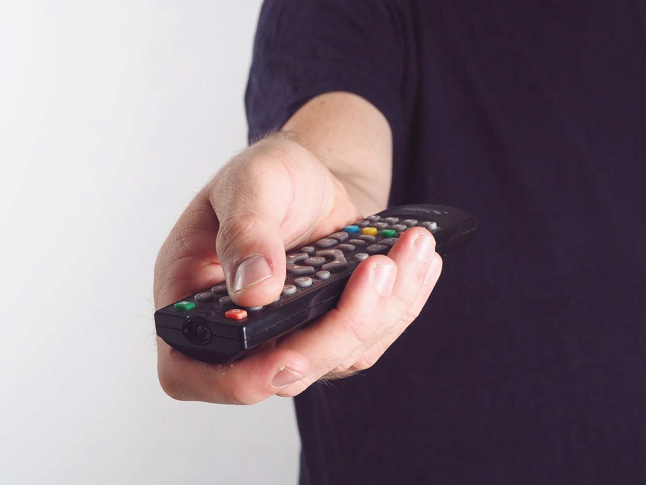 hand, remote bediehnung, tv